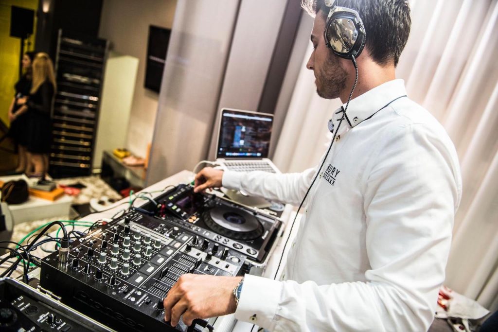 hrající DJ na soukromé akci nebo firemním večírku